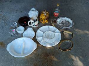 lot 53 image: Collection of Vintage Home Goods and Dcor