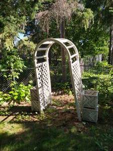 lot 55 image: Arch and Planters