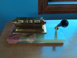 lot 69 image: Desk Calendar and Pen Holder