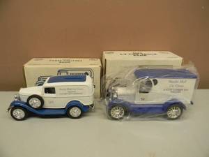 lot 14 image: AWSOME SET - LOT OF 2 ERTL COIN BANKS - 1923 12 TON TRUCK BANK 94 NICOLLET MALL SHOW - 1932 PANEL DELIVERY BANK 95 NICOLLET MALL SHOW - SEE PICTURES