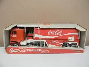 lot 17 image: AWESOME - REMCO COCA-COLA TRAILER WITH BOTTLES - IN BOX - SEE PICTURES