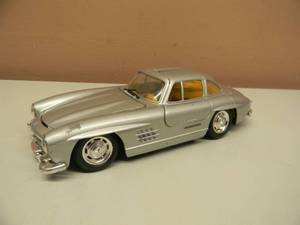 lot 30 image: VERY COOL - REVELL 124 SCALE MERCEDES 300 SL - 1988 MADE - SEE PICTURES