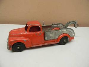 lot 63 image: VINTAGE HUBLEY KIDDIE TOY RED TOW TRUCK WSWIVEL BOOM #452 - NICE FOR ITS AGE - SEE PICTURES