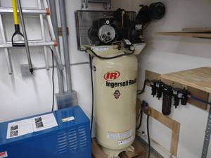 lot 9 image: Ingersoll Rand Air Compressor