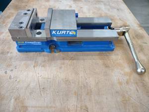 lot 41 image: Kurt Model DX6 6 Crossover Machine...