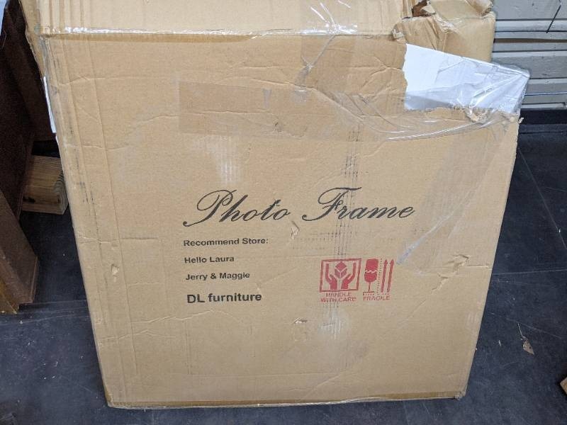 lot 26 image: DL Furniture - 12 Opening Decorative Wall Hanging Collage Puzzle Picture Photo Frame