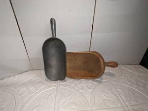 lot 91 image: Pair of Vintage GrainFlour Scoops - Metal and Wood