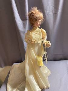 lot 128 image: Franklin Heirloom Dolls - Gibson Girl Porcelain Bride & As Yet Unnamed Porcelain Bride with stands