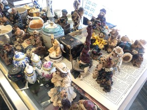 lot 53 image: Contents of Countertop - Cherished Teddies Lusterware etc