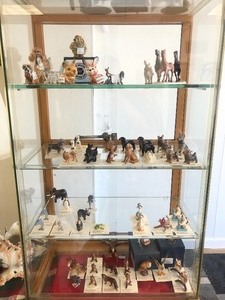 lot 54 image: Entire Contents of Display Cabinet - Hagen-Renaker Miniature Animals