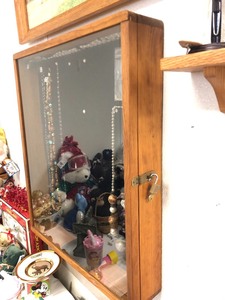 lot 88 image: Tabletop or Wall Mounted Glass Top Display Case