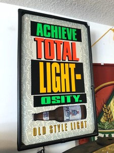 lot 98 image: Working OLD STYLE Lighted Beer Sign
