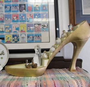 lot 11 image: LARGE High Heel Shoe Display Shelf