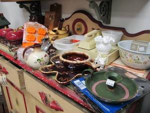 lot 23 image: Entire Contents of Countertop - Vintage Kitchenware 