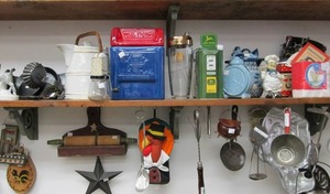 lot 24 image: Entire Contents of Shelf - Vintage Cookie Jars & Kitchen Items