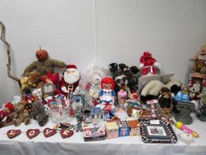 lot 44 image: Entire Contents of Table - Assorted Collectibles Holiday etc