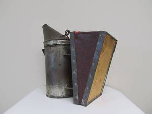 lot 102 image: Nice Vintage Woodmans Bee Smoker