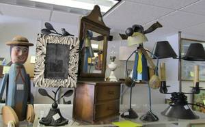 lot 112 image: Contents of Top of Display Case