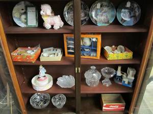 lot 117 image: Contents of Cabinet