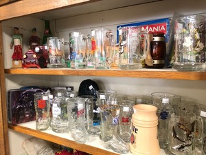 lot 159 image: Contents to 2 Cabinet Shelves - Beer Glasses