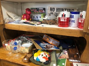 lot 160 image: Contents of Countertop & Shelf