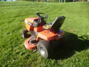 lot 5 image: Simplicity Broadmoor 18 Lawn Tractor