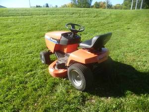 lot 6 image: Simplicity Broadmoor Hydro 15 Lawn Tractor