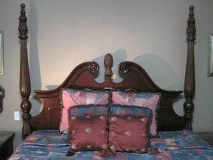 lot 1 image: 5 Piece King Size 4 Poster Bed Set with bedding..