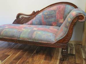 lot 5 image: Swan carved Chaise Lounge.