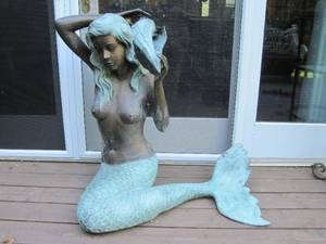 lot 30 image: Design Toscano Mermaid of The Isle of Capri Large
