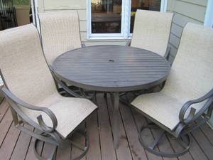 lot 35 image: Patio set with 4 Chairs. 
