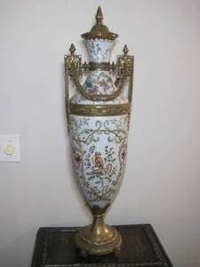 lot 40 image: A large top covered Urn in the classical style. 