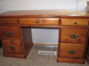 lot 62 image: Pine Kneehole Desk. 
