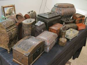 lot 75 image: A group of 17 decorative and functional wood boxes. 
