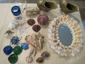 lot 76 image: A group of Sea Shell themed items. Mirror, boxes etc. 