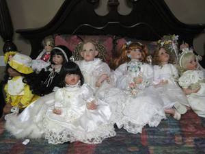 lot 83 image: A collection of 10 Collectible dolls, 6 by Fayzah Spanos. 