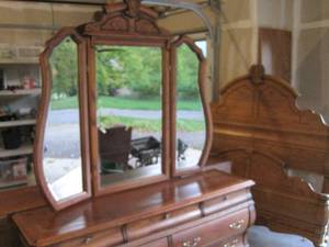 lot 90 image: King size Oak Bedroom Set. 