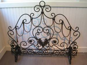 lot 18 image: Open work Iron Fire Screen. 