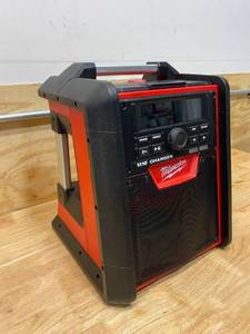 lot 22 image: MILWAUKEE M18 Lithium-Ion Cordless Jobsite RadioCharger (Battery Not Included)