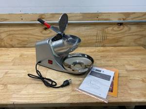 lot 68 image: VIVOHOME Single Blade 143 LbsHr Snow Cone Ice Crusher Machine