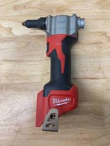 lot 28 image: MILWAUKEE M12 12-Volt Lithium-Ion Cordless Rivet Tool (Tool-Only)