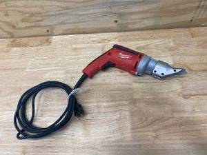 lot 29 image: MILWAUKEE 6.8 Amp 18-Gauge Shear