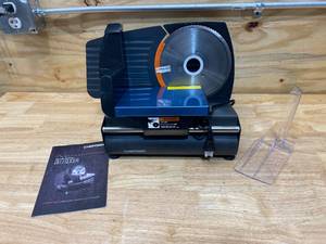lot 86 image: CHEFMAN Die-Cast Electric Deli Slicer