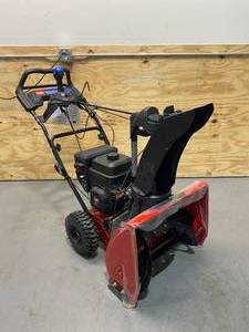 lot 5 image: TORO SnowMaster 824 QXE 24 in. 252cc Single-Stage Gas Snow Blower