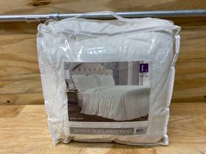 lot 116 image: Ruffle Skirt Bedspread Set - Lush Dcor