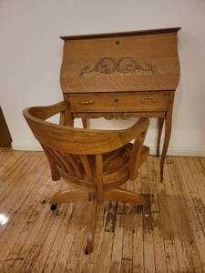 lot 47 image: Beautiful Vintage Oak Secretary Desk and Chair