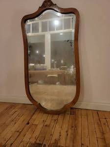 lot 52 image: Beautiful Vintage Wooden Framed Mirror 46 x 1.5 x 23