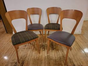 lot 21 image: 4 Beautiful Vintage Commercial Restaurant Wooden Dining Chairs 19 x 18 x 36