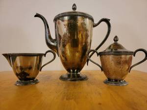 lot 33 image: Beautiful Vintage Carol Simeon L & George Rogers Company Silver Plate Tea Set