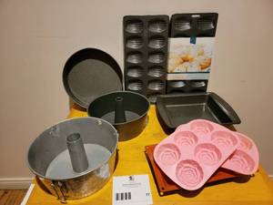 lot 77 image: Awesome Vintage Baking Collection-Silicone Molds ,2) Bundt CakeSponge Cake Molds 10,Cheese Cake Pan 10.25,9 Wilton Baking Pan